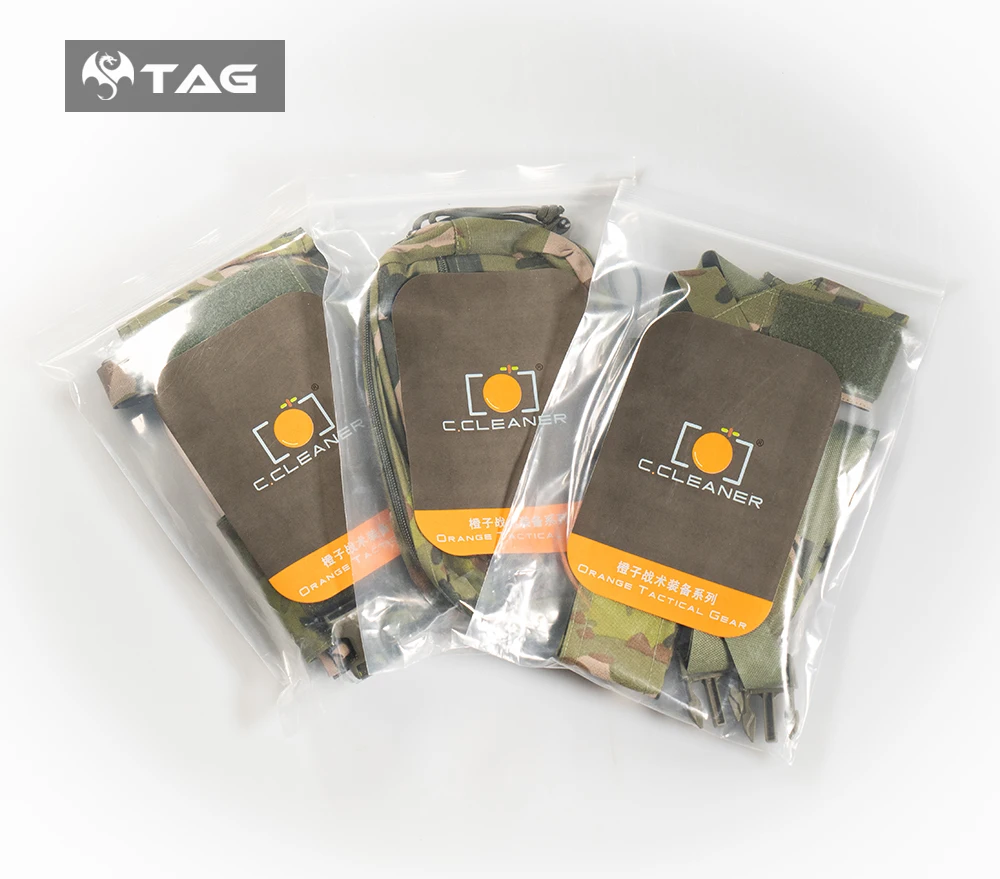 Algunas bolsas de C Cleaner están sobre un fondo blanco.