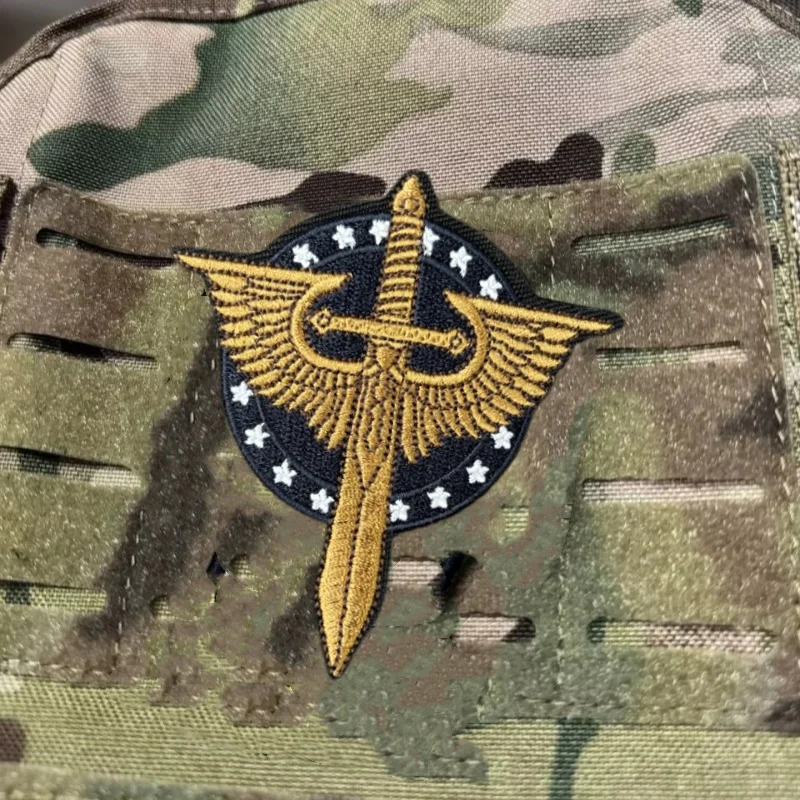 Parche táctico bordado alas y espada – insignia militar con velcro - imagen 3