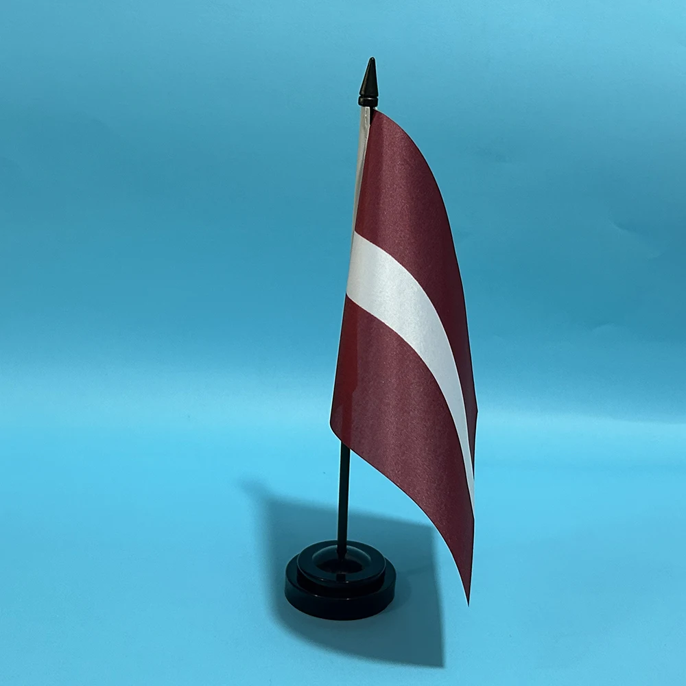 Bandera nacional de Letonia en poliéster para escritorio - imagen 3