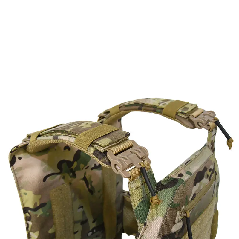 Una mochila de camuflaje con correas y una cremallera