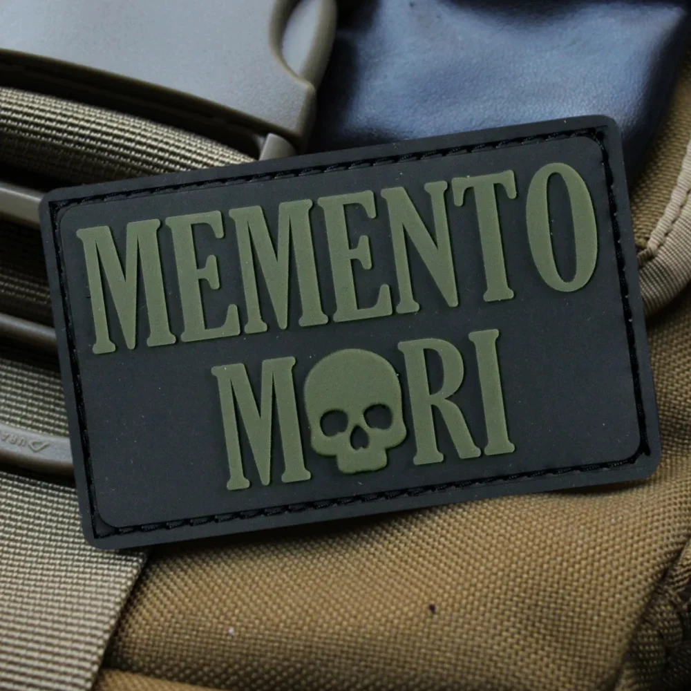 Insignia de moral de PVC "Memento Mori", parches luminosos de gancho y bucle, emblema de calavera táctica, brazalete militar, pegatinas para mochila - imagen 3
