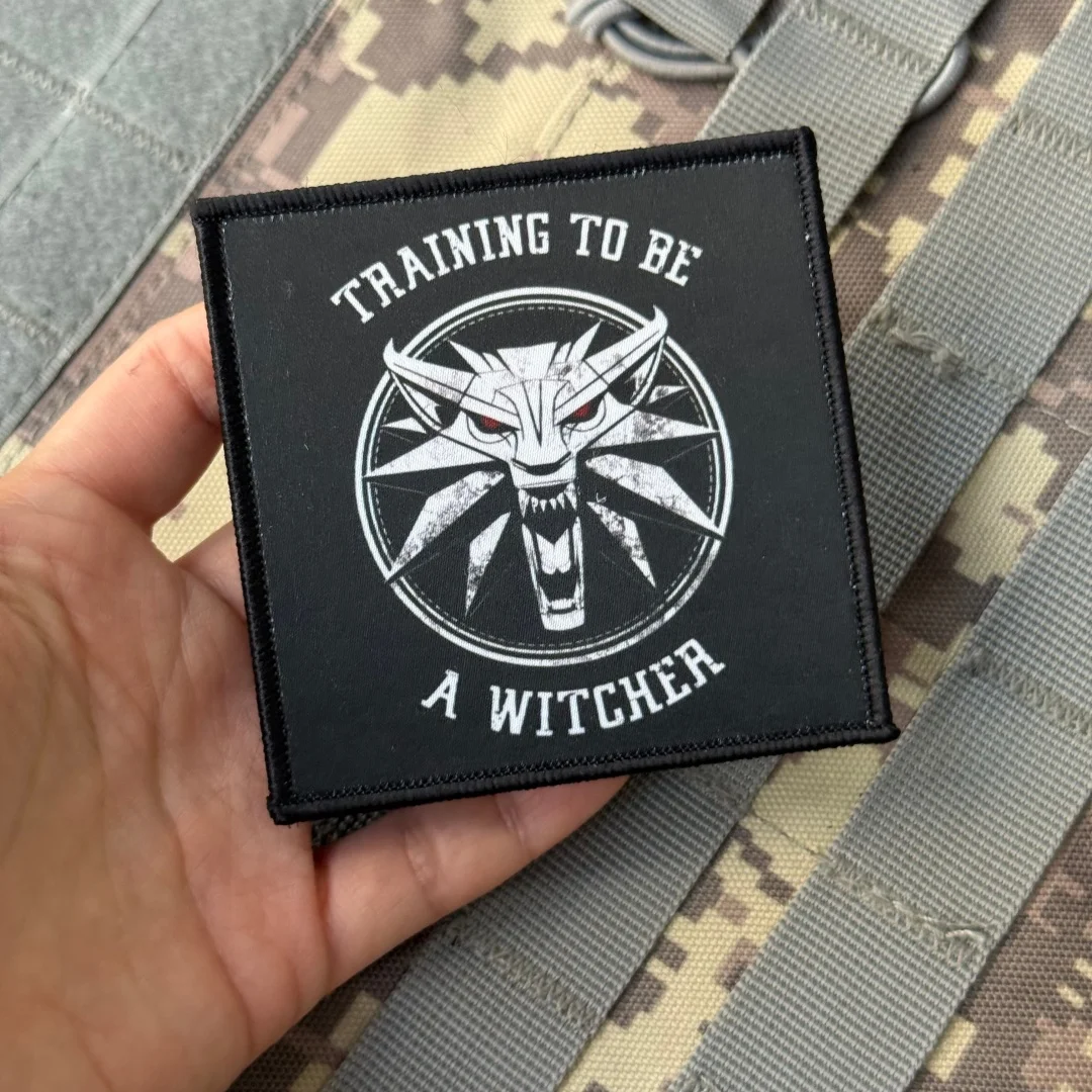 Parche con insignia de moral de lobo "RAINING TO BE A WITCHER", parches de gancho y bucle impresos tácticos del ejército militar para mochila, pegatina personalizada - imagen 3