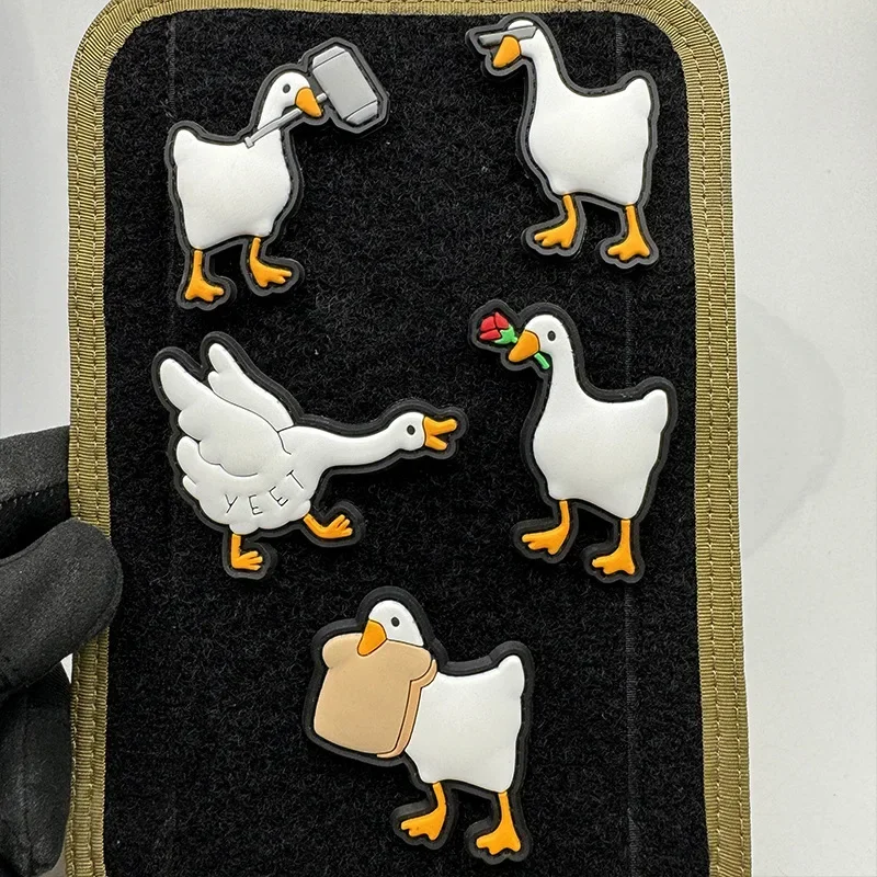 Parches luminosos de PVC de ganso blanco de dibujos animados, insignia de moral táctica, la paz nunca fue una opción, emblema de texto, mochila, pegatinas de gancho y bucle - imagen 3