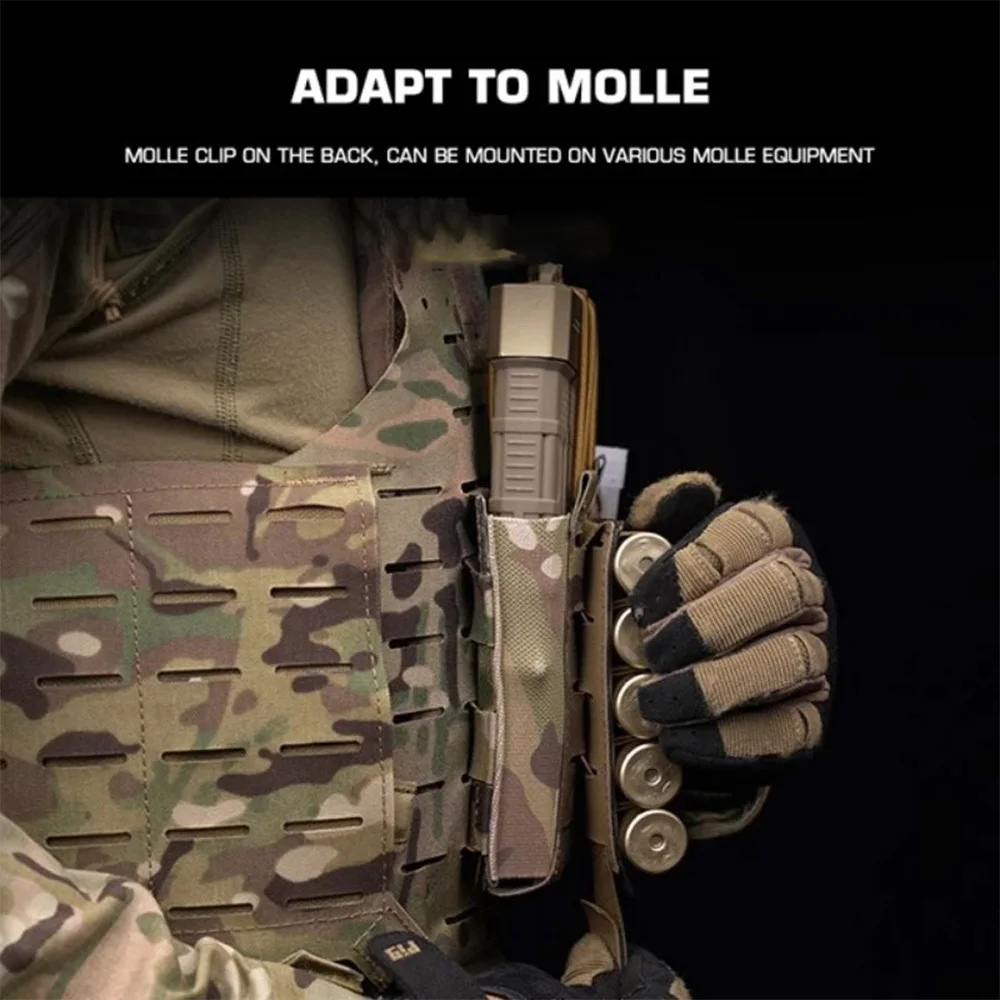 Un hombre que lleva un uniforme de camuflaje está sosteniendo una pistola