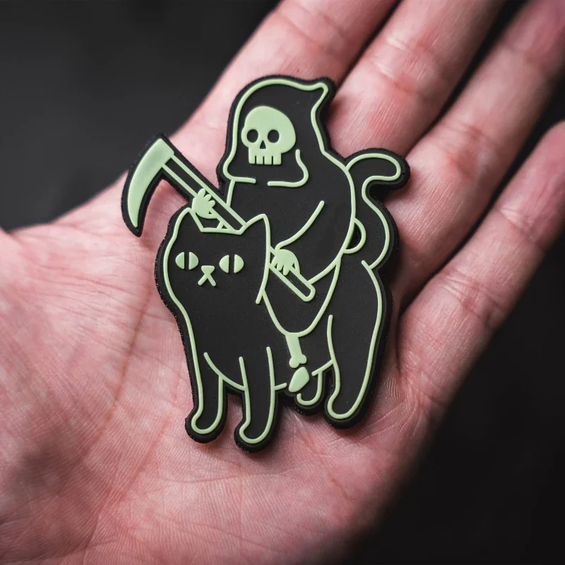 Emblema de Hoz Reaper, insignia de moral con brillo nocturno, parches de gancho y bucle de PVC para ropa, pegatina decorativa para mochila de gato táctico - imagen 3