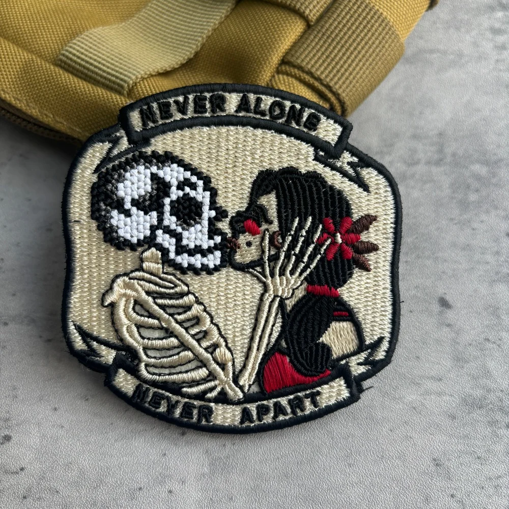 Never Alone Never Apart Kiss-parches tácticos de calavera, parche bordado con gancho y bucle, insignia de moral del ejército militar, pegatinas para mochila - imagen 2