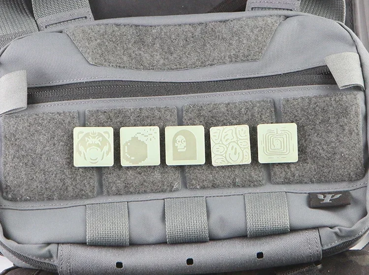 Luces nocturnas cuadradas con gancho y bucle en bolsas, parches misteriosos y discretos, insignia de moral, pegatina, decoración para ropa y mochila - imagen 2