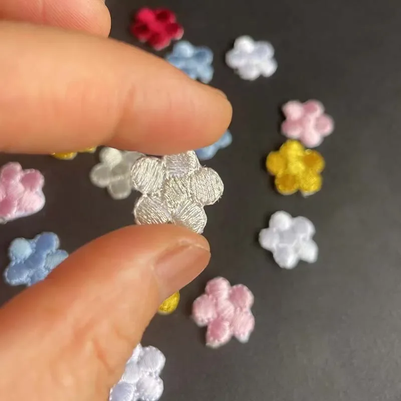 8 Uds/1,5*1,5 CM Mini apliques de flores de tela pegatinas para ropa, pequeña flor de ciruelo bordado hierro en parches decoración para ropa - imagen 5