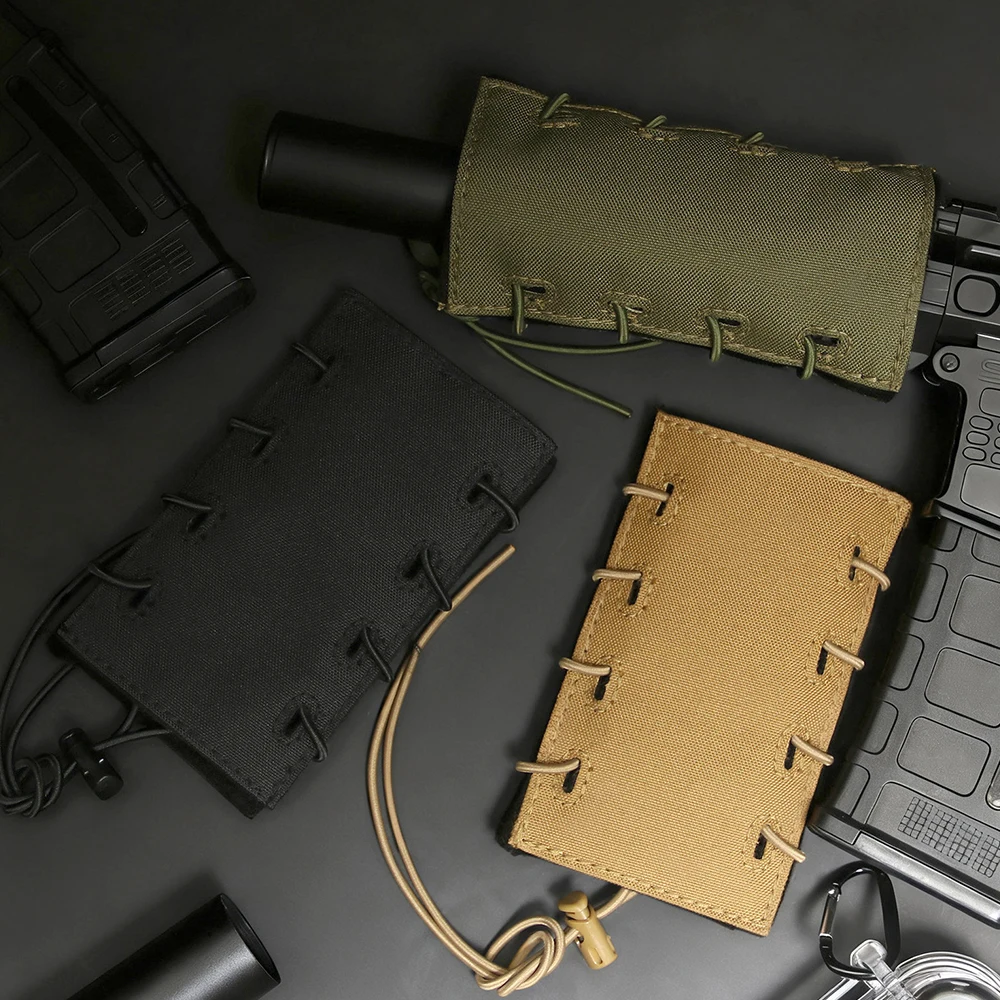 Funda plegada junto a accesorios de limpieza