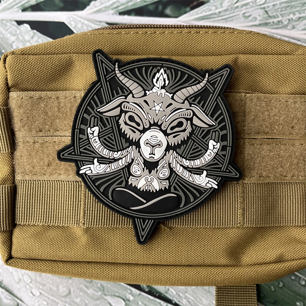 Parche táctico de cabra negra exótica Cthulhu, insignia de moral de PVC, parches de gancho y bucle para mochila, pegatinas militares, máscara de guerrero monstruo - imagen 4