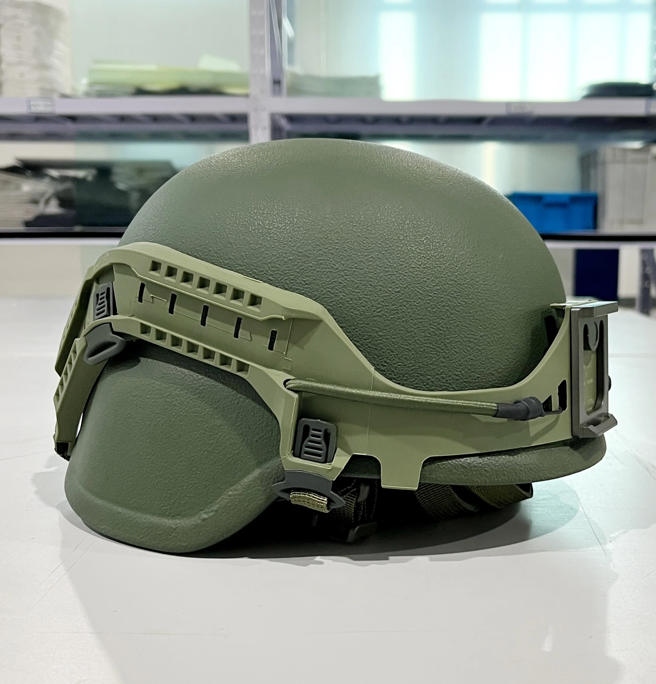 Casco airsoft táctico ajustable con carril y correa barbilla