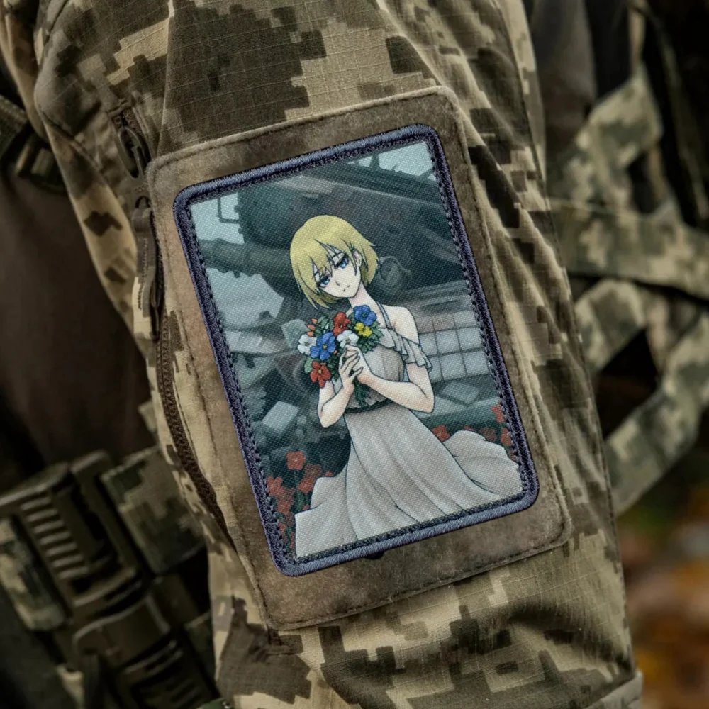 Insignia de moral con gancho y bucle impreso "Flores", parches tácticos de la chica sosteniendo flores, emblema, pegatinas para mochila de combate militar - imagen 2