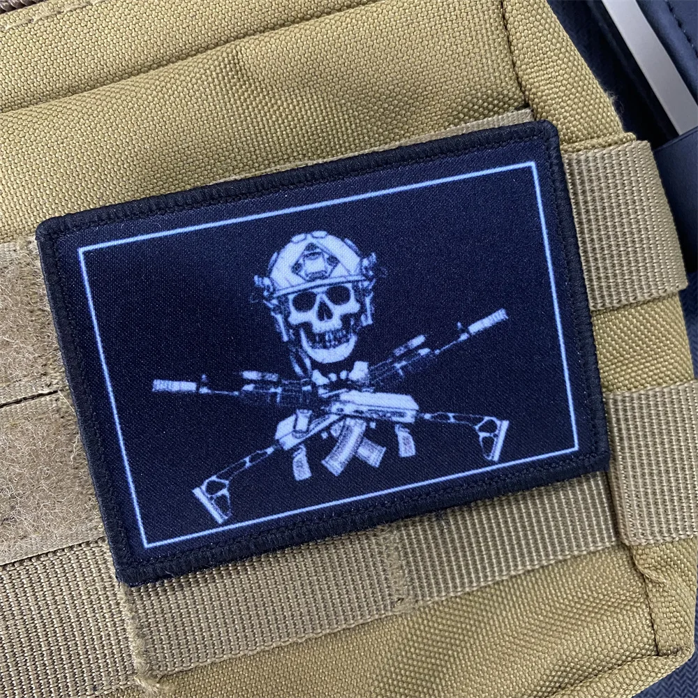 Parches de insignia de moral táctica "Russian Roger", soldado esqueleto Chevron con gancho impreso de pistola y brazalete adhesivo para mochila - imagen 4