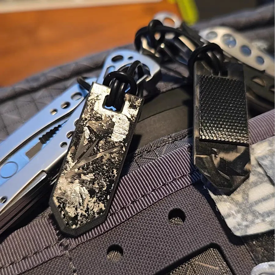 Parche forjado con etiqueta colgante de fibra de carbono, aplique táctico de escenario multitarea para decoración de mochila DIY, herramienta EDC con mango de tracción rápida - imagen 5