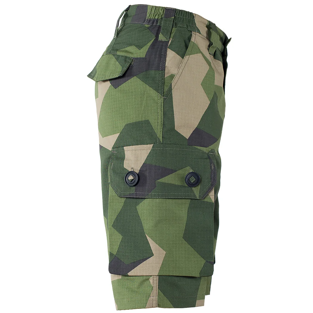 Un par de pantalones cortos de camuflaje con bolsillo en el frente