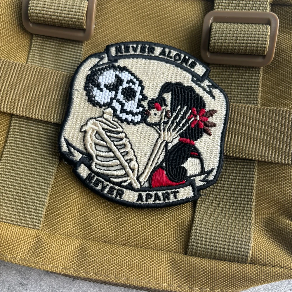 Never Alone Never Apart Kiss-parches tácticos de calavera, parche bordado con gancho y bucle, insignia de moral del ejército militar, pegatinas para mochila - imagen 4