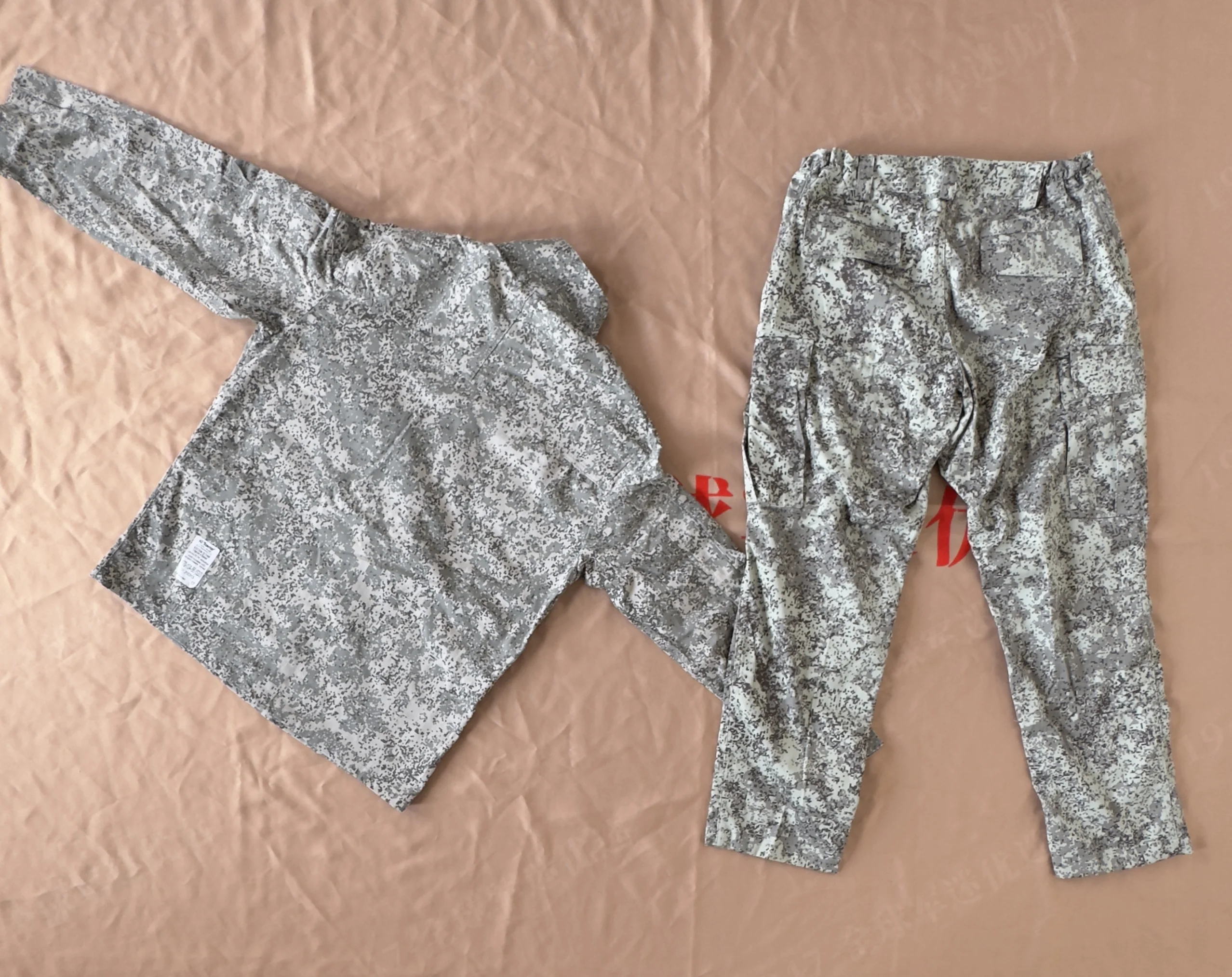 Un par de pantalones de camuflaje y una chaqueta a juego