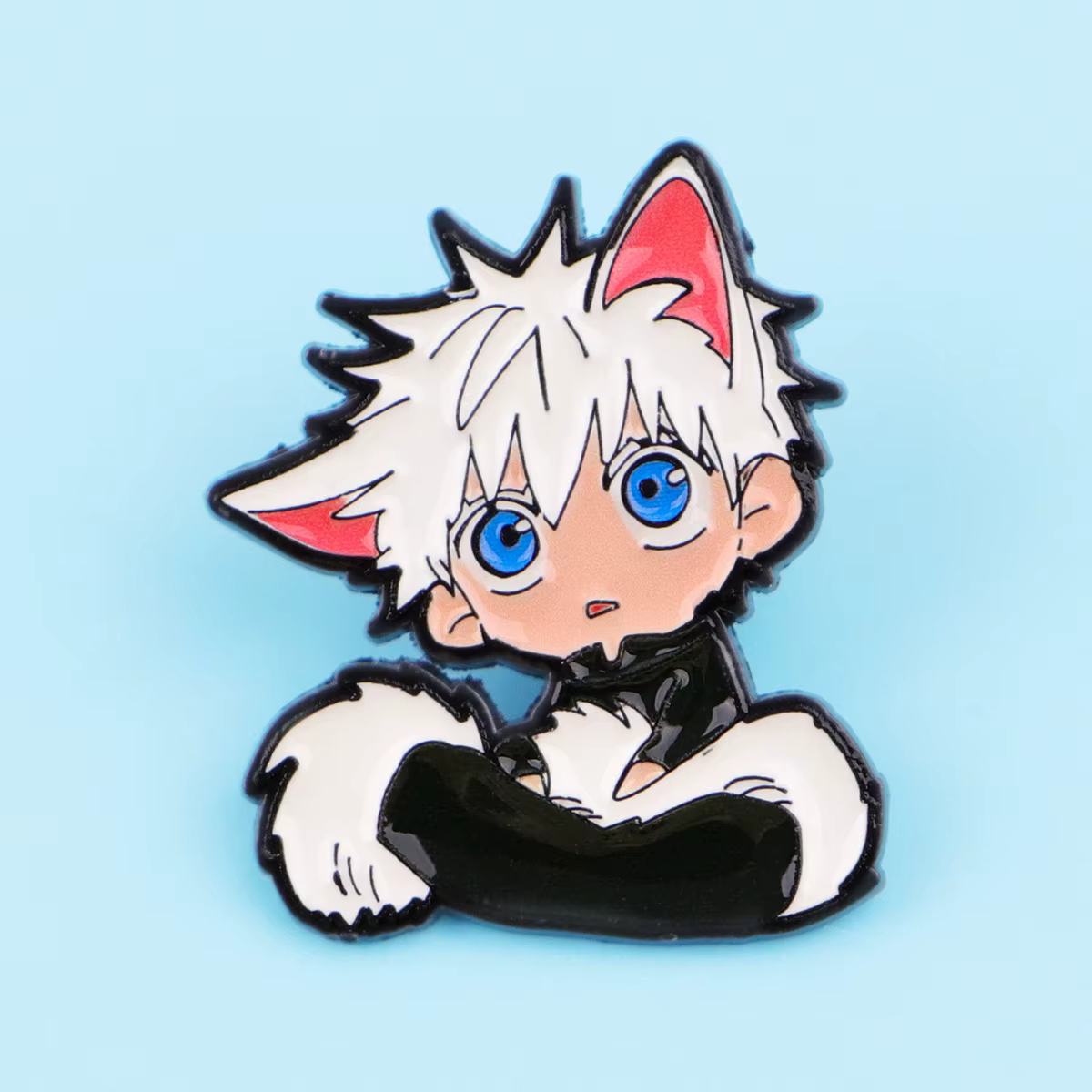 Pin de esmalte con diseño de gato en primer plano