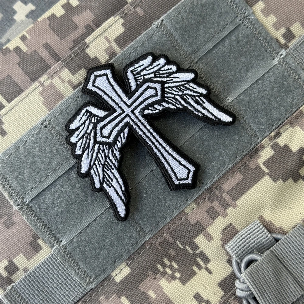 Parche táctico de moral con cruz con alas, insignia cristiana angélica, parches bordados de gancho y bucle para ropa, pegatina para mochila