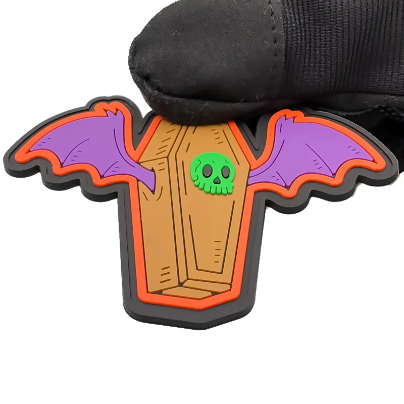 Parche con insignia de moral de calavera luminosa de ataúd de murciélago, brazalete táctico de PVC, gancho y bucle, mochila militar, chaleco, accesorios, pegatinas - imagen 4