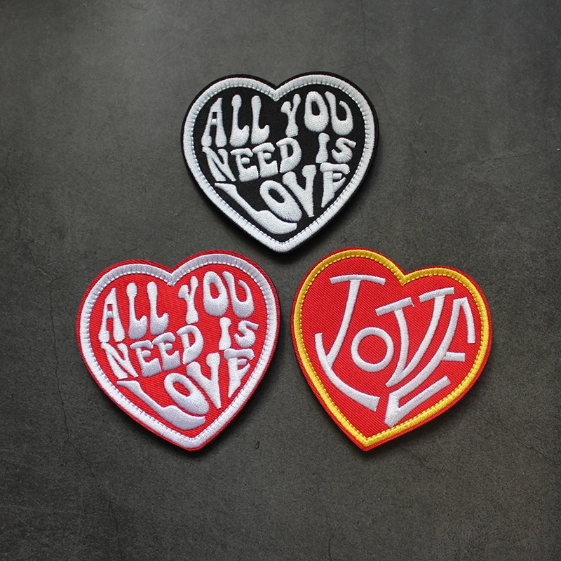 Todo lo que necesitas es amor parches bordados con respaldo de gancho para ropa, insignias de moral para chaquetas, Jeans, bolsos y más - imagen 2