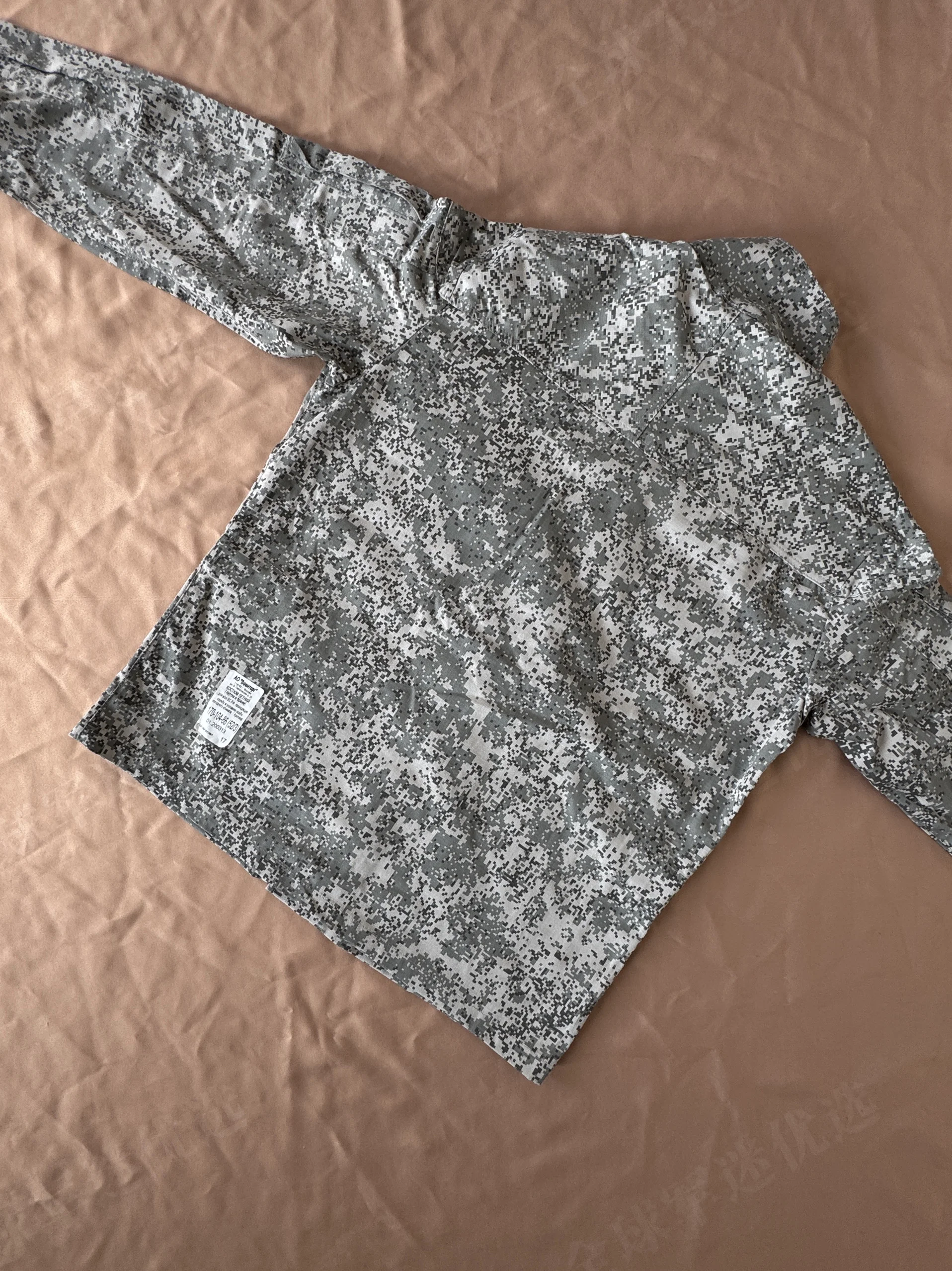 Una camisa gris con una etiqueta