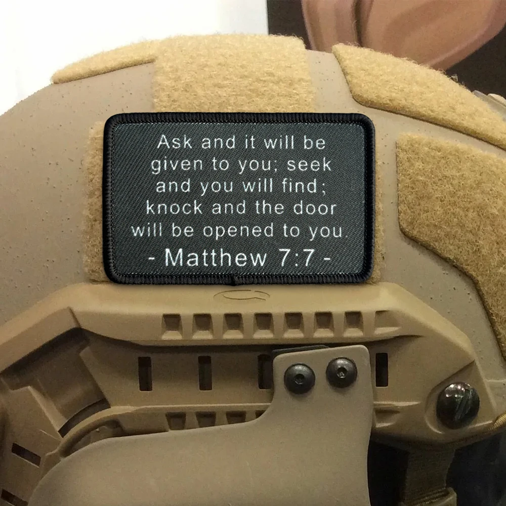 Matthew 7:7 versículo de la Biblia parche táctico parches de bucle de gancho equipo de moral militar mochila del ejército apliques pegatinas