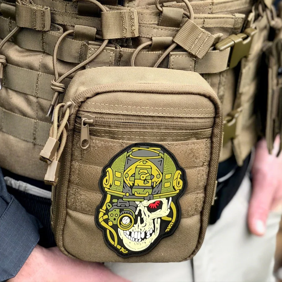 WORN TO THE BONE Soldie Parche táctico PVC con velcro para mochila - imagen 5