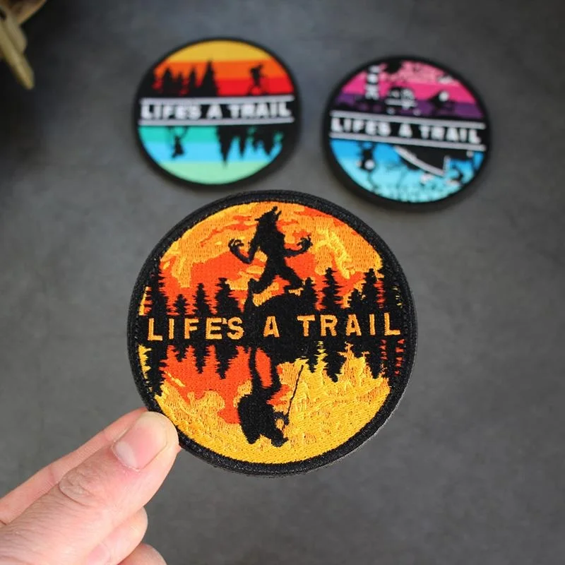 Parche de personalidad serie de estilo arcoíris, insignia bordada en 3D, pegatinas de brazalete para acampar, senderismo, Capítulo de moral al aire libre, LIFE'S A TRAIL - imagen 3