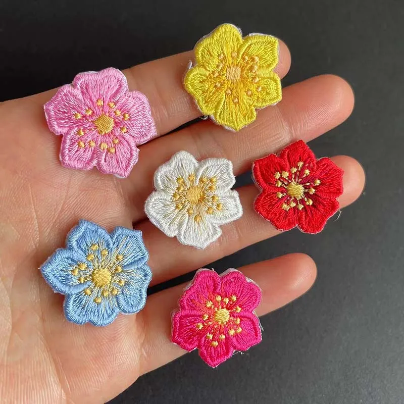 10 unidades/2,5 CM apliques florales parches para planchar, Mini parche bordado de flores de tela termocollant para ropa, chaqueta, pegatina de reparación - imagen 2
