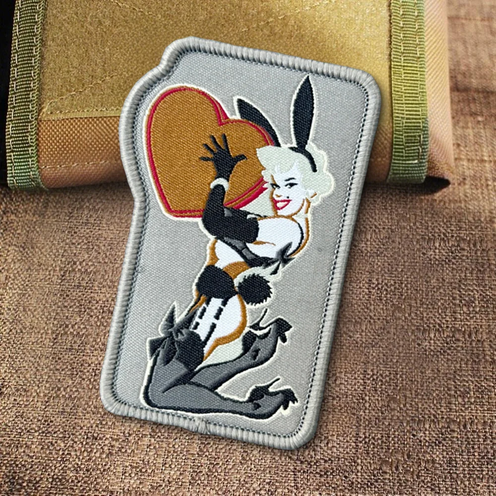 Parches de Meme de chica conejito, parche de gancho y bucle, brazalete moral, insignia de moral del ejército militar, pegatinas tácticas para mochila - imagen 4