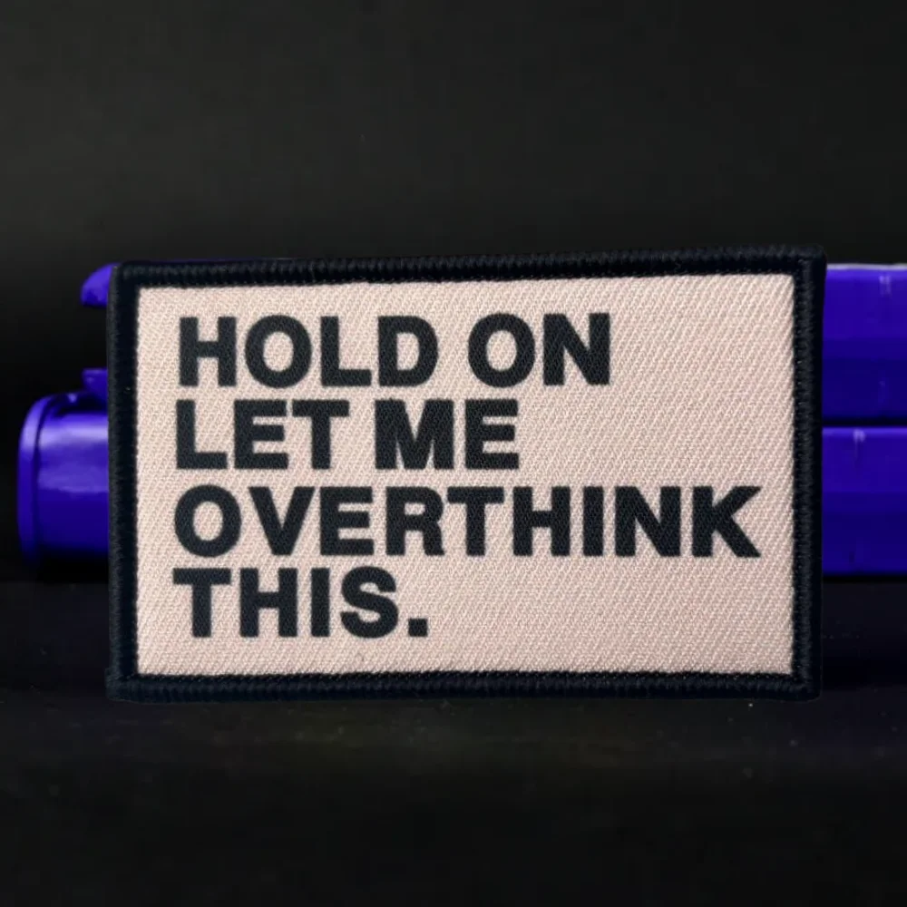 Hold On Let Me Overthink este parche táctico Airsoft, emblema de gancho y bucle impreso humorístico, insignia de moral militar, pegatinas para mochila - imagen 4
