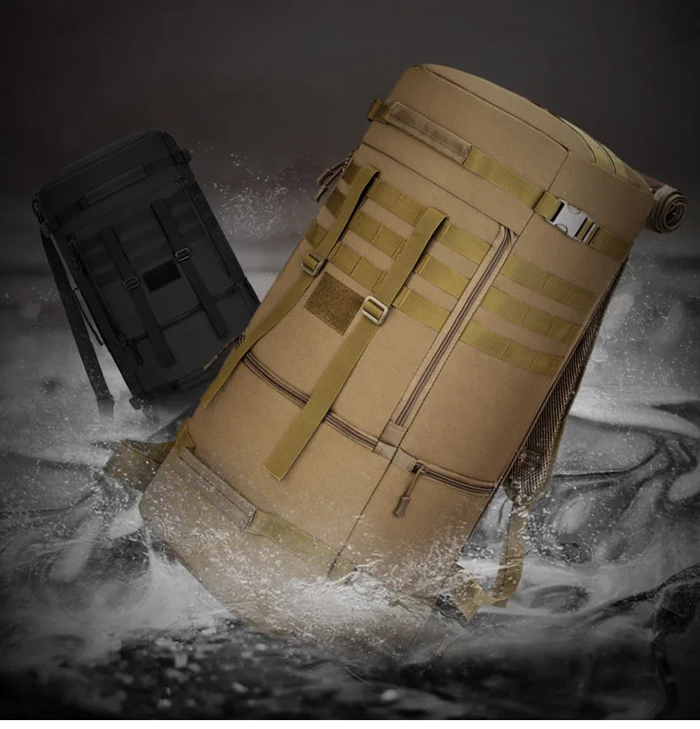 Una mochila negra y marrón en el agua