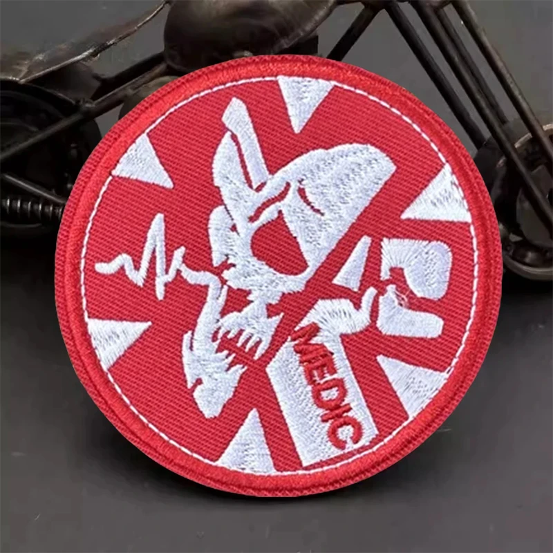 Parche táctico médico de calavera, brazalete con gancho y bucle bordado, insignia de moral militar, pegatinas para mochila Chevron - imagen 3