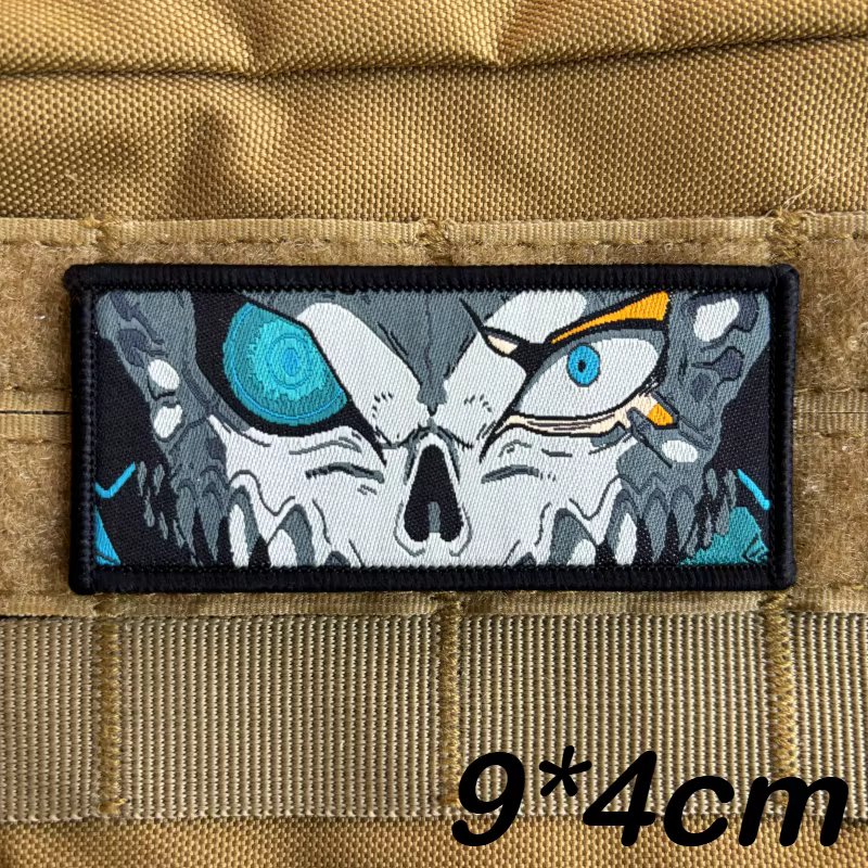 Parche frontal mostrando los ocho ojos y el contorno anime