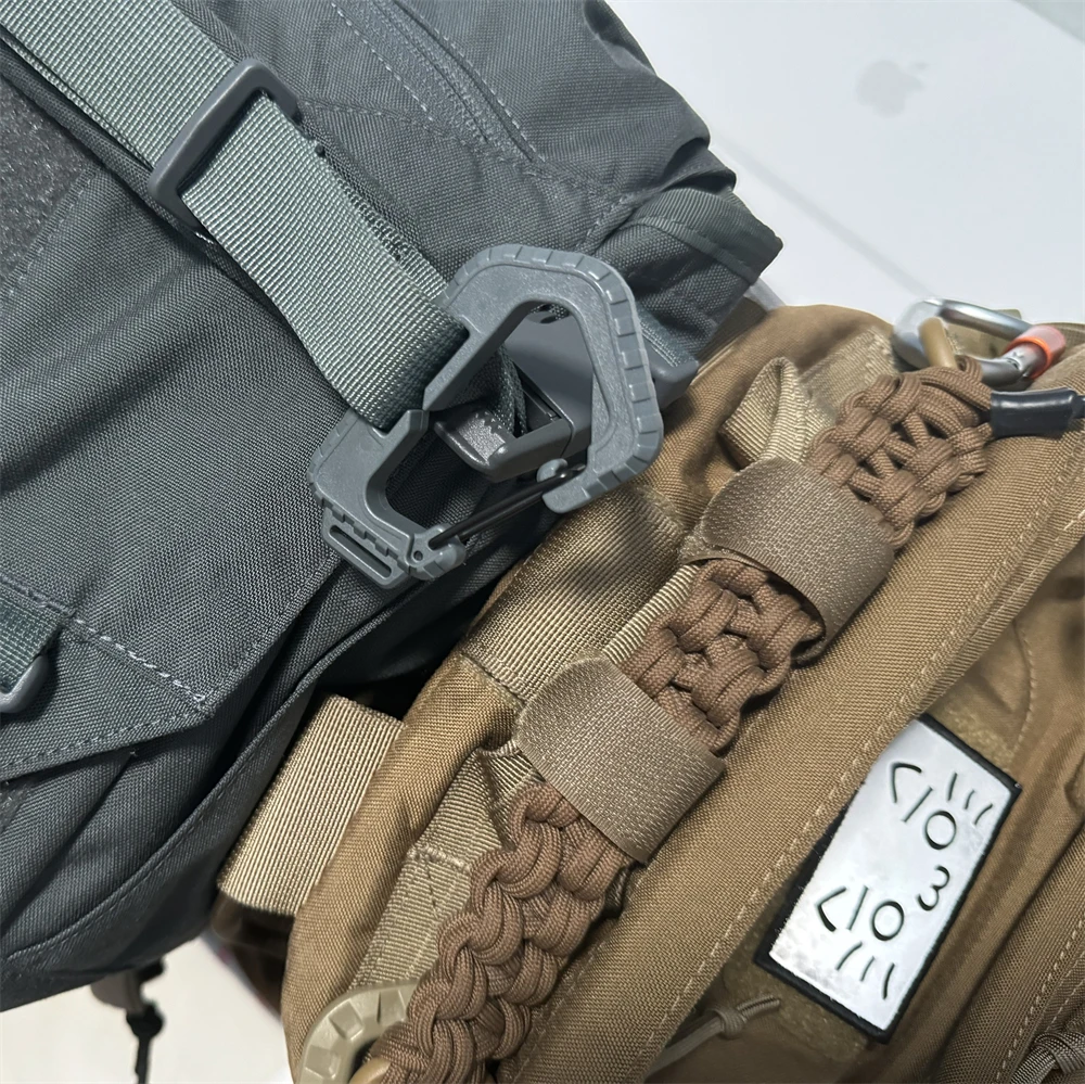 Llavero táctico multifuncional de gancho rápido, hebilla en D, luminoso, supervivencia, guante, mochila, accesorios de bricolaje - imagen 5