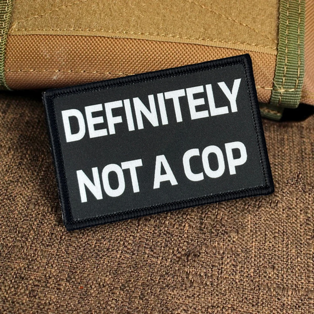 Parches tácticos definitivamente no un policía, parche divertido de gancho y bucle, insignia militar, brazalete, pegatinas para mochila - imagen 3