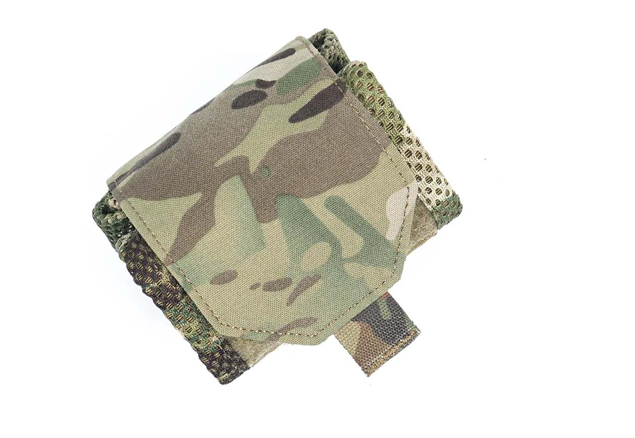 Una billetera de camuflaje está sentada sobre un fondo blanco