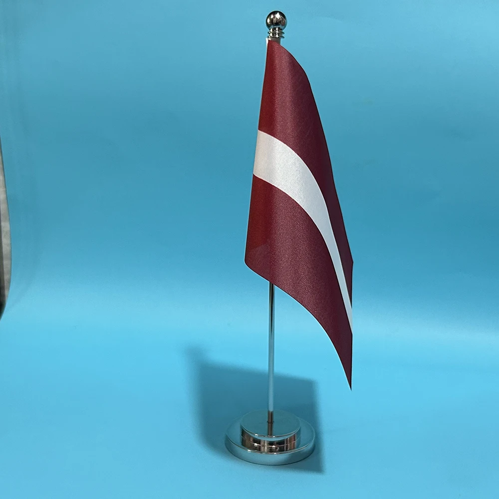 Bandera nacional de Letonia en poliéster para escritorio - imagen 4