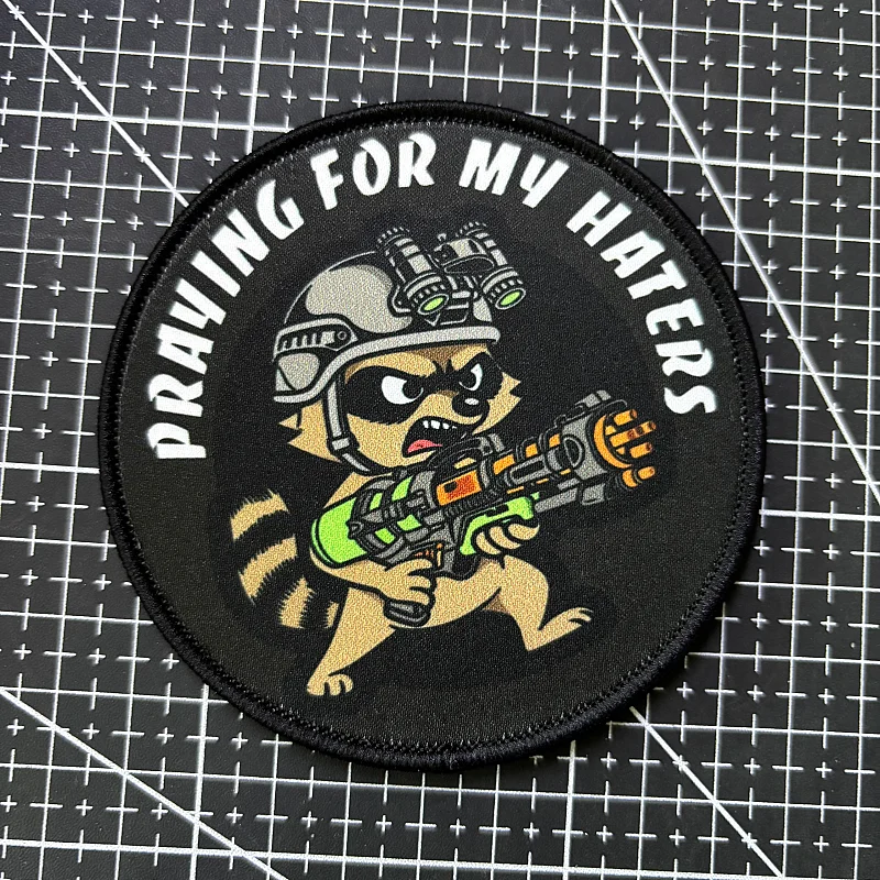 Parches Tácticos de Soldado Mapache, Parche Militar con Gancho y Bucle, Insignia de Moral 'Rezando por Mis Enemigos', Brazalete Militar, Adhesivo para Mochila