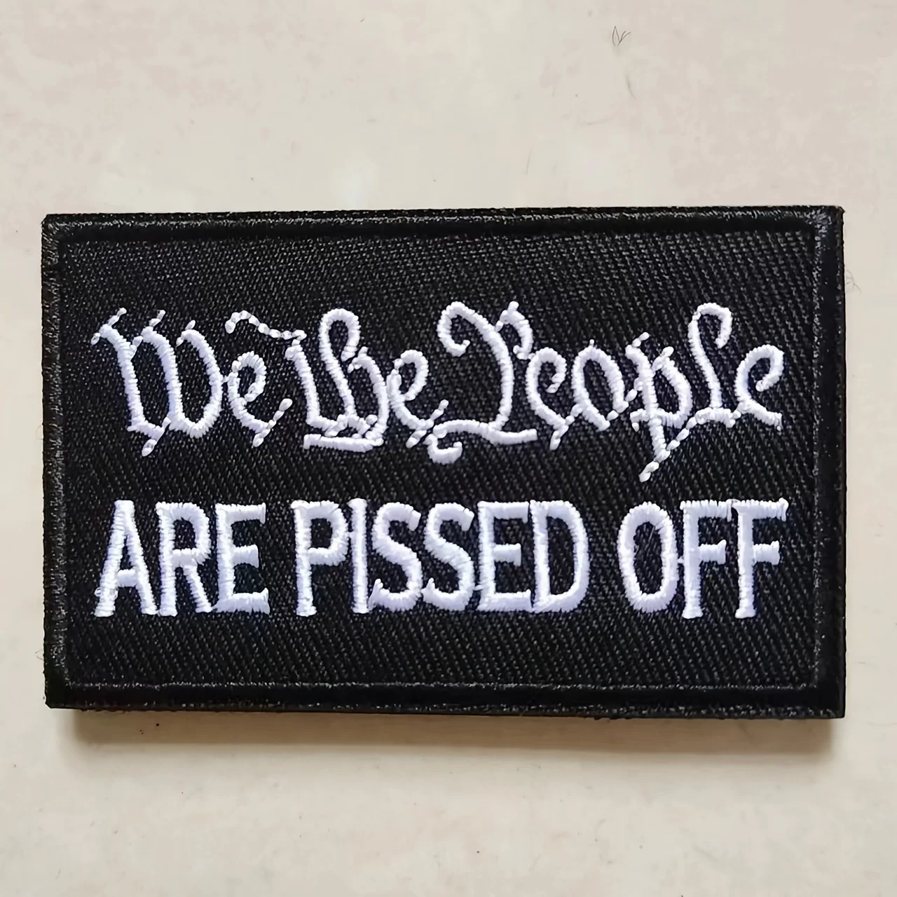 Parche de Velcros moral "WE THE PEOPLE ARE PISSED OFF", sujetador táctico de gancho y bucle, insignia bordada militar para mochila DIY