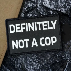 Parches tácticos definitivamente no un policía, parche divertido de gancho y bucle, insignia militar, brazalete, pegatinas para mochila
