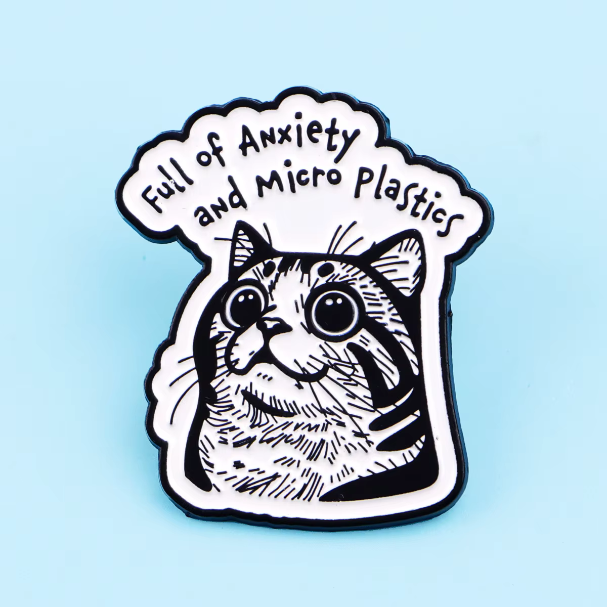 Pin con gato humorístico y broche en blanco y negro