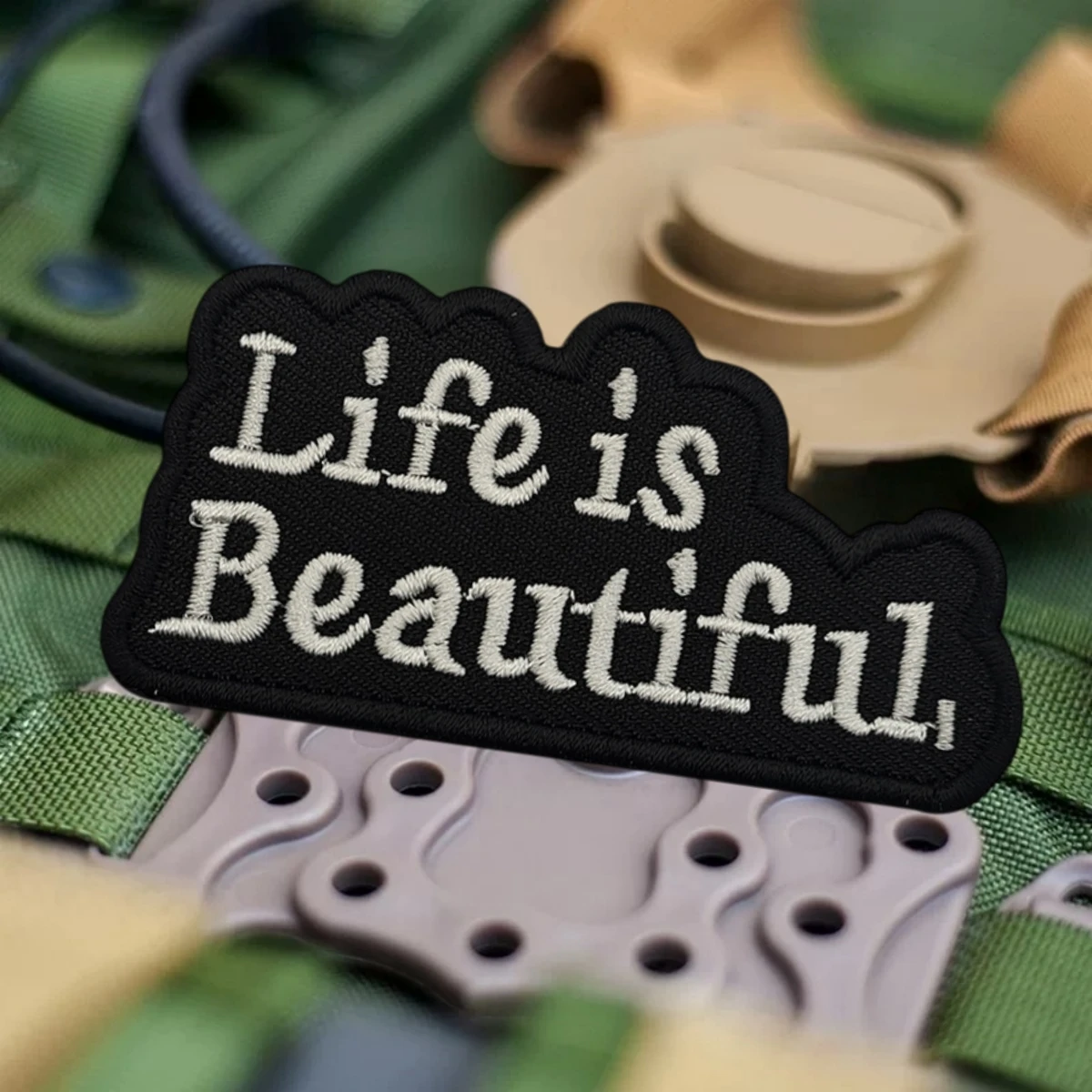 Insignia de moral bordada Life Is Beautiful, parche militar táctico con gancho y bucle, accesorios para mochila al aire libre, pegatinas personalizadas - imagen 4