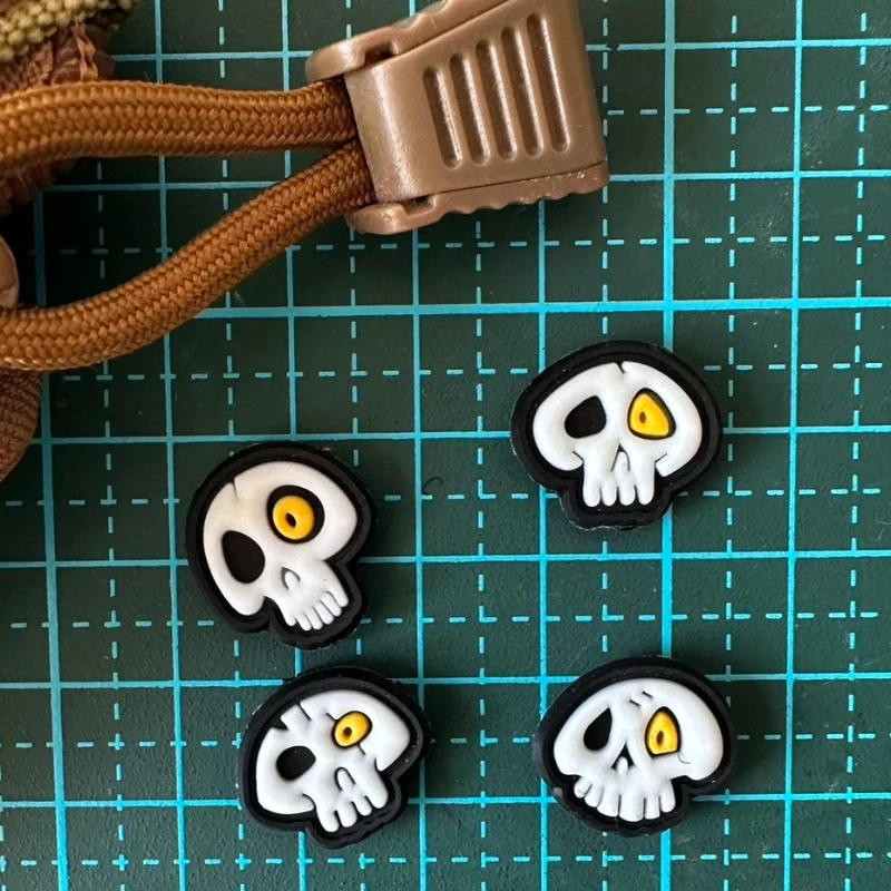 Mini insignia de moral de calavera con luz nocturna, parches tácticos de setas de tierra venenosa de PVC, emblema de gancho y bucle, pegatinas para sombreros y mochila pequeña - imagen 2