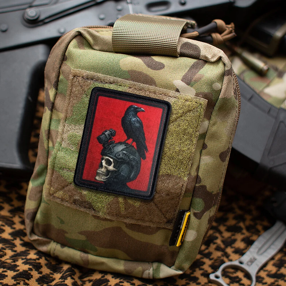 Parche táctico calavera cuervo con velcro para casco y mochila - imagen 3