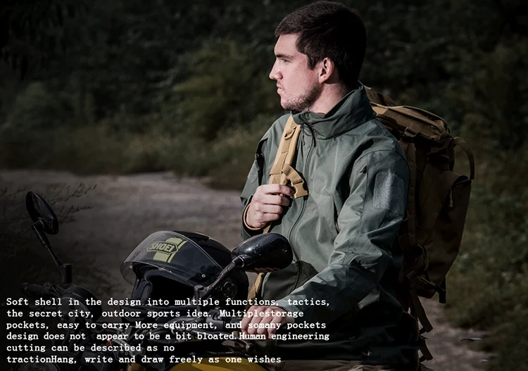 Un hombre con una mochila y motocicleta