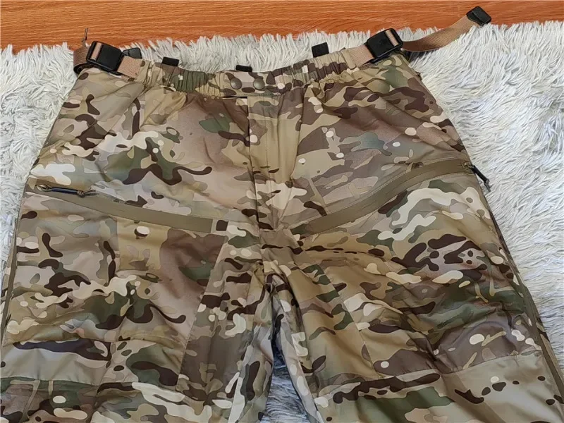 Un par de pantalones cortos de camuflaje con un cinturón negro