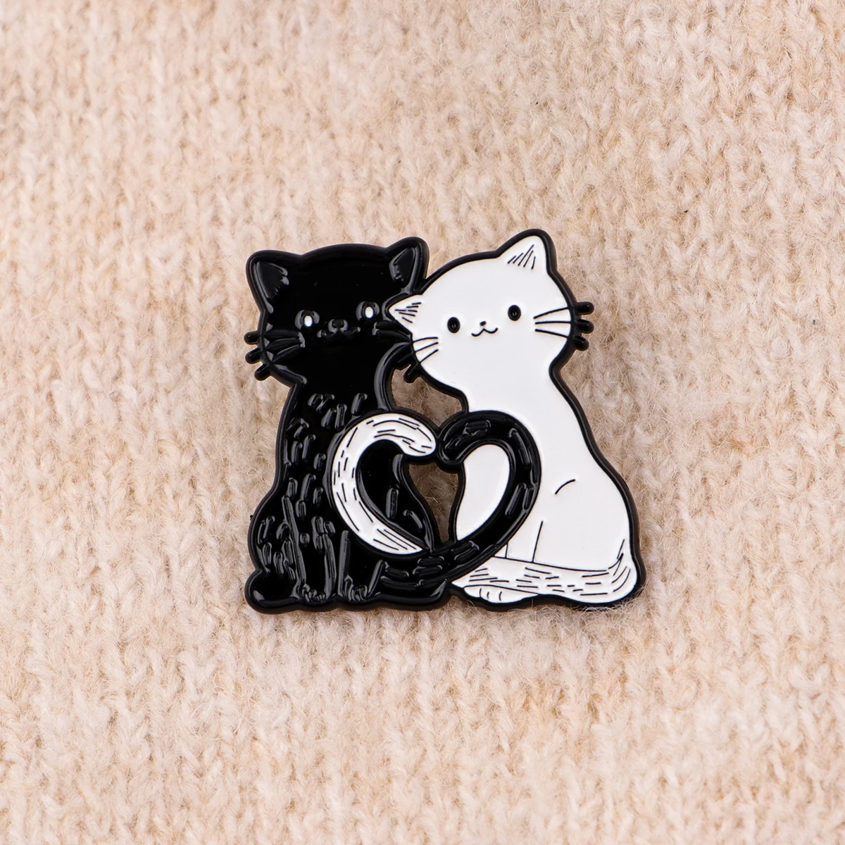 5 uds lindo gato blanco y negro esmalte Pin solapa Pin dibujos animados pareja broche conjunto alfileres de Metal mochila sombrero insignia Accesorios - imagen 5