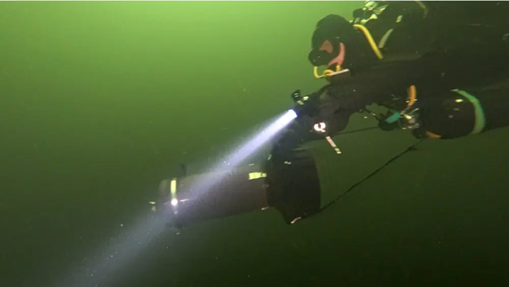 Linterna de buceo Alonefire DV32 en color negro